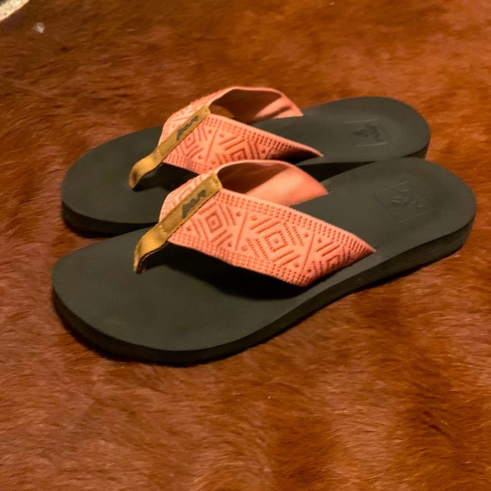 Womens Reef sandals. Size 7. Pink and black. Nearly new!